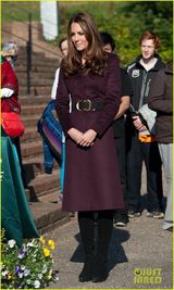 组图：凯特王妃独自出巡 优雅微笑接见民众
