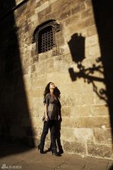 高清组图：孙萌巴塞罗那温情写真 展现知性气质