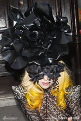 幻灯图集：Lady Gaga秀透视装 黑色丽花头抢镜