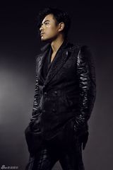 组图：陈龙“粉”照曝光庆生 婚后神清气爽