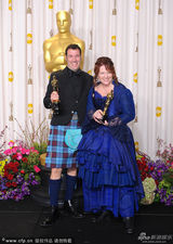 组图：奥斯卡后台-《勇敢传说》导演捧奖杯搞怪