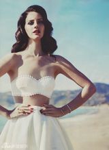 组图：打雷姐复古泳装登封面 小露香肩红唇欲滴