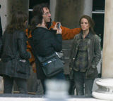 组图：《雷神2》片场照 波特曼灰头土脸