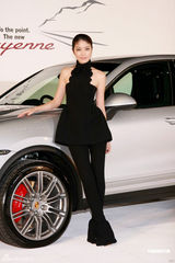 幻灯图：陈慧琳黑色露肩装配长裤现身 潮妈捞金有术