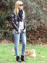 组图：单亲妈妈海蒂-克鲁姆扮嫩带孩子公园玩耍