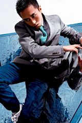 组图：邓超登封面展不羁个性 劲装酷帅有型