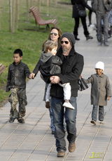 高清组图：皮特朱莉一家人乘坐快艇回威尼斯