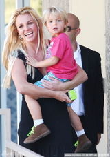 组图：小甜甜大露背幼儿园外接爱子上演天伦秀