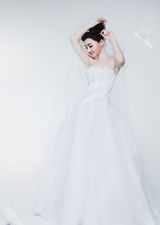 组图：冯丹滢白纱曼妙似幻影