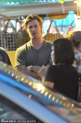 高清组图：汤唯背心上阵拍新片 雷神庙街展魅力