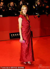 幻灯：本-斯蒂勒《格林伯格》首映 红裙女主角亮丽