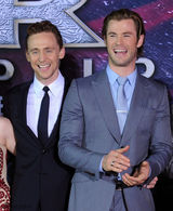 组图：《雷神2》好莱坞首映 抖森帅气骑摩托