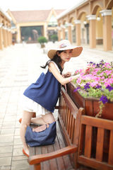 组图：毛晓彤街拍夏日蓝色系搭配清爽