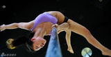 组图：钢管舞国家队秀高难度技巧 户外“悬浮”
