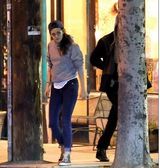 组图：暮光情侣深夜外出 亲密逛超市携手回豪宅