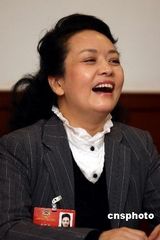 组图：彭丽媛青涩旧照回顾 外媒赞其形象姣好