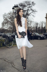 组图：吴佩慈巴黎时装周首秀 与设计师亲密互动