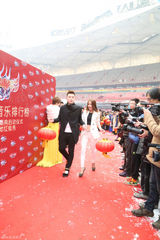 组图：孙敬媛白西装亮相华语音乐排行榜