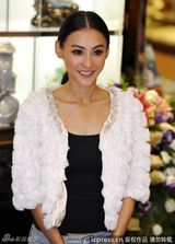 组图：张柏芝离婚后首露面 亮相几分钟强颜欢笑