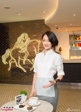 组图：周迅出席巧克力品牌开幕礼 笑容甜美