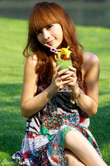 幻灯图：柳岩野餐写真曝光 清凉彩裙衬阳光笑容