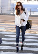 组图：金秀贤全智贤机场重聚 黑白配登对