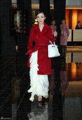 高清组图：霍思燕街拍 红色大衣搭白裙白包