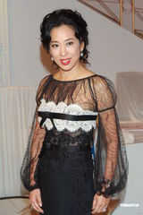 组图：历任港姐聚首 朱玲玲赞张名雅皮肤好