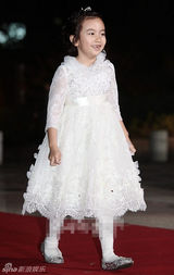 组图：童星葛素媛亮相大钟红毯 豁牙开心笑