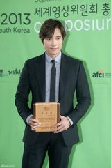 独家组图：李秉宪出席活动 婚后更显稳重绅士