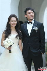 组图：张震大婚献吻娇妻 亲手为新娘提裙摆