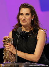 幻灯图：哈里森摘恺撒终身成就奖 歌迪亚优雅现身