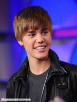 组图：贾斯汀-比伯亮相音乐节目 小正太玩架子鼓