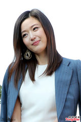 组图：全智贤亮相台湾优雅动人