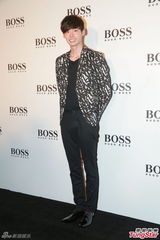 高清图：李钟硕与杨千嬅同台 赞金秀贤演技好