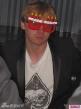 组图：罗恩鲁伯特23岁生日派对曝光 戴蜡烛眼镜