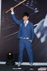 组图：林俊杰发布新专辑 秀棒球阳光帅气