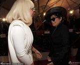 组图：GaGa古典白裙现格莱美晚宴 胸门大开性感