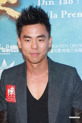 组图：柯有伦携《阵头》杀到香港 张学友曾志伟撑场