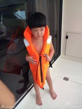 组图：曹格一家四口海边度假 父子卖萌娇妻美艳