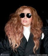 组图：Lady Gaga变母狮 另类泡泡袖西装抢镜