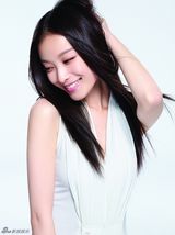 组图：倪妮红白玫瑰裸妆写真 清新魅惑展可塑性