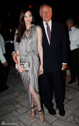 组图：吴佩慈盛装现身威尼斯 获意大利媒体称赞