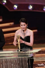 组图：胡杏儿喜获视后泪洒现场 黄宗泽拥抱庆贺