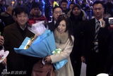 组图：酒井法子来京 热情粉丝送花