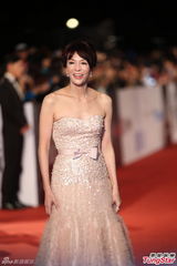 组图：郑裕玲低胸亮相金马红毯 风情万种