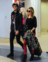 组图：阿什丽-提斯代尔和男友现身机场红裤抢眼