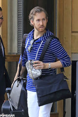 组图：安妮-海瑟薇携夫现身机场黑白搭配显干练