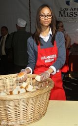 组图：金-卡戴珊感恩节下厨和妮基-希尔顿撞衫