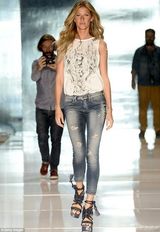 组图：辣妈邦辰深V装走秀露蛮腰 老公台下欣赏